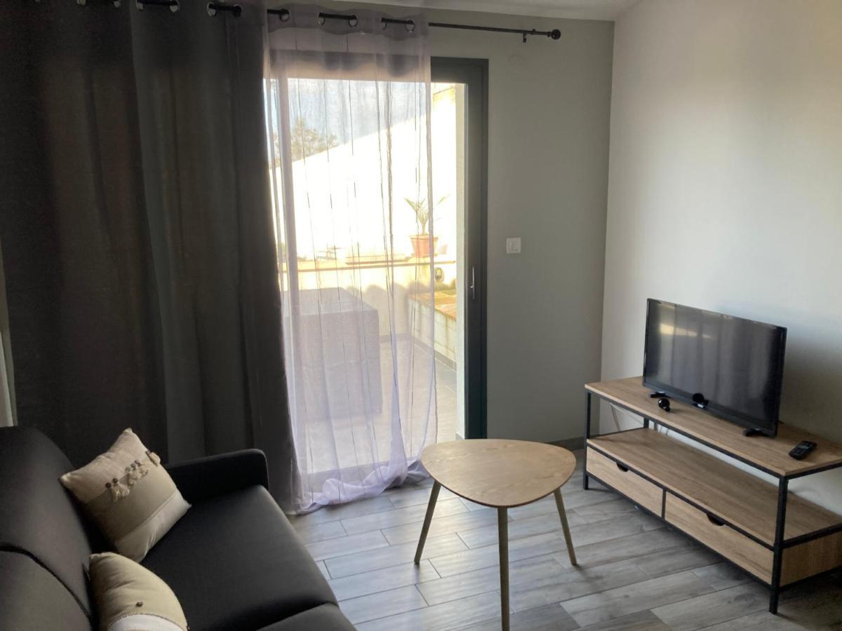Studio Meuble Du Bourg Puymiclan Eksteriør bilde